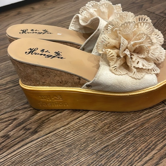platform cork heels w/ flower - Picture 2 of 3
